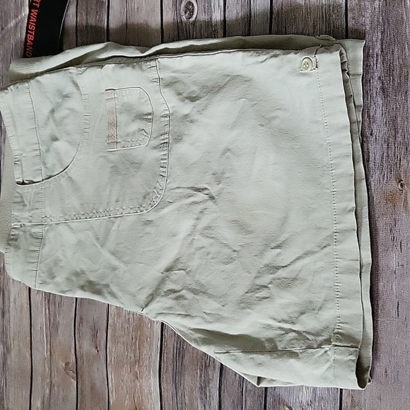 Briggs light tan lightweight shorts with comfort elastic waist and 7.5" inseam - Picture 2 of 11